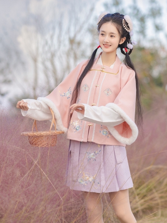 玉术原创汉服女啾啾方领半袖短袄明制短裙百迭...