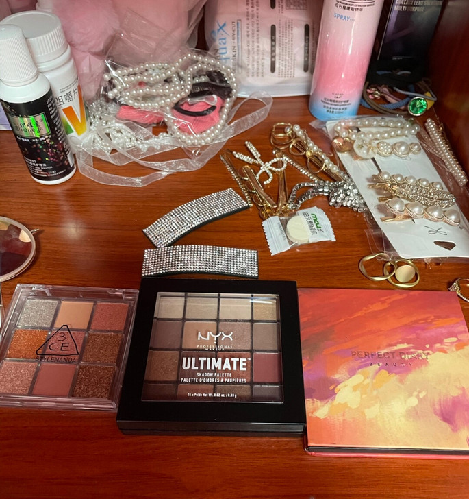 眼影盘，一盘5元，家里彩妆太多只为腾地方放...