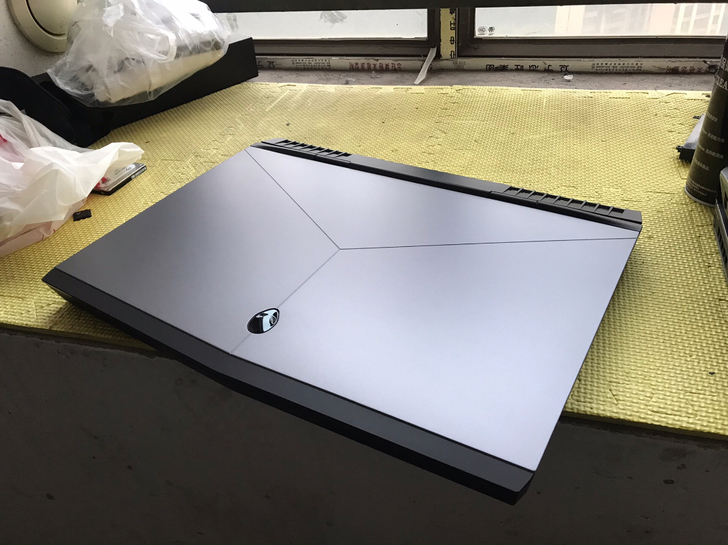 非常新的外星人17R5游戏笔记本