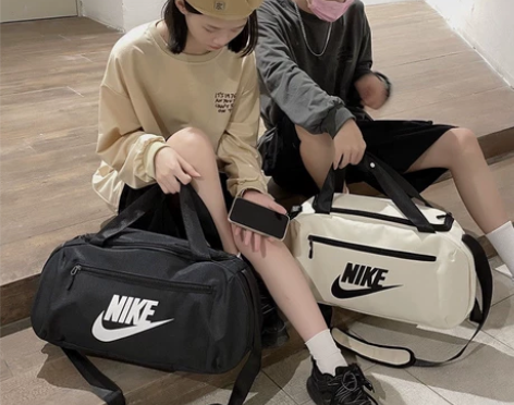 潮牌健身包户外防水手提旅行包行李包男女大容...