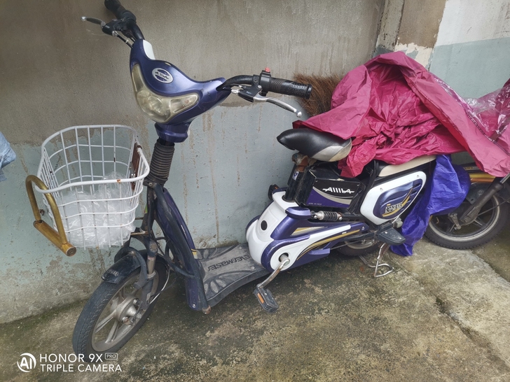 爱玛品牌电动车，7成新，曹路附近自取，送锁...