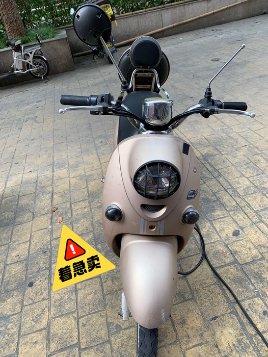 电动车1500,着急卖,软硬牌都有,头盔5...