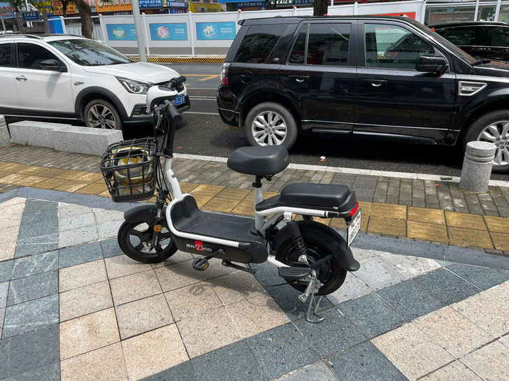 9.9新 爱玛电瓶车 有合格证、收据、保修...
