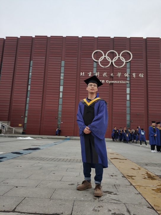 我是北京科技大学学生，研究生学历。研究生入...