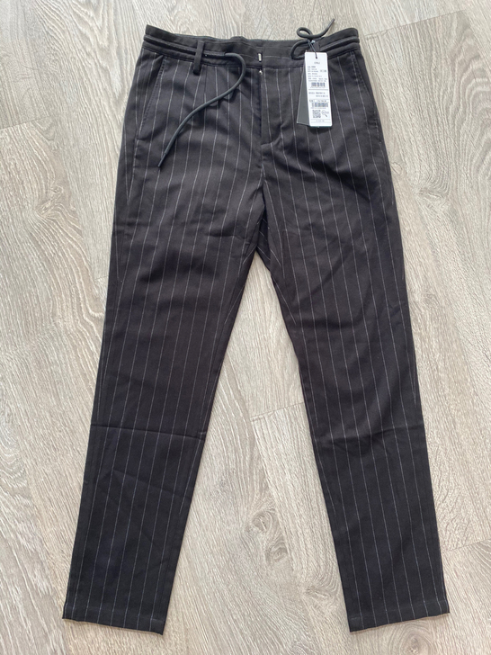 全新黑色条纹长裤，办公室上班可穿。