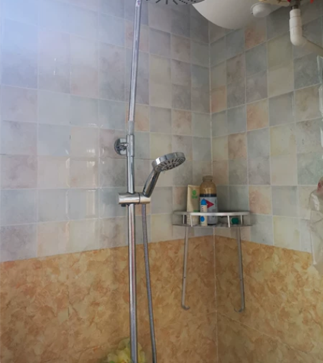 花洒 用了不超过10次 很新 送个置物架也...