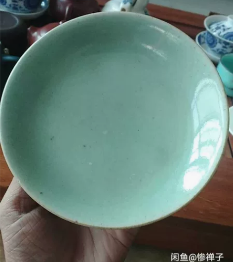 两块豆青盘子。 感兴趣的话点“我想要”和我...