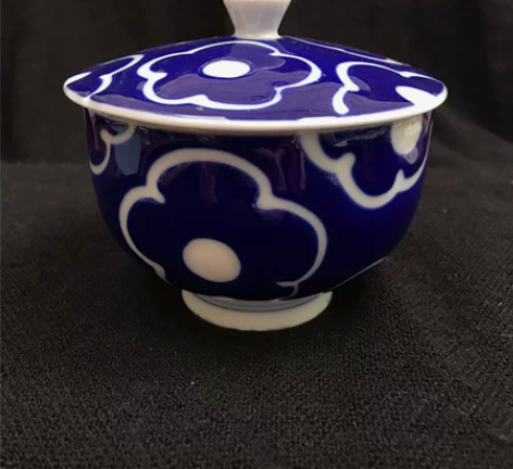 日本丰乐烧青花霁蓝釉剃樱花纹盖碗 尺寸：直...