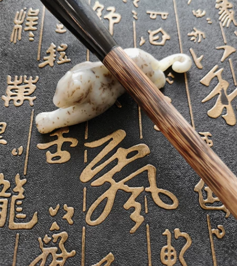 新疆和田玉且末草花玉雕毛笔架笔搁，肉质细腻...