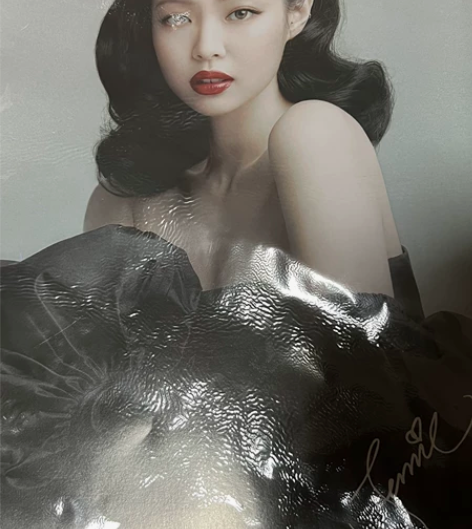 Jennie海报 全新未拆 里面大约有十张...