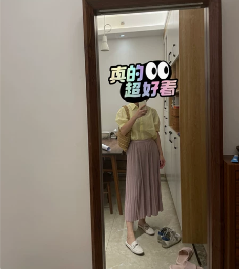 如图，两件上衣，一件灰色裙子打包出售，粉色...