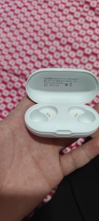 网易云耳机 就剩下充电仓和盒子