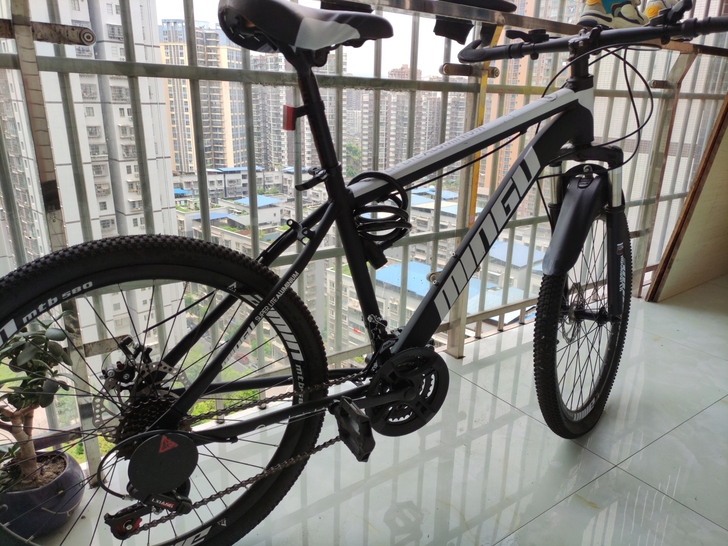 这是上个月才买的山地自行车，手头紧想卖了