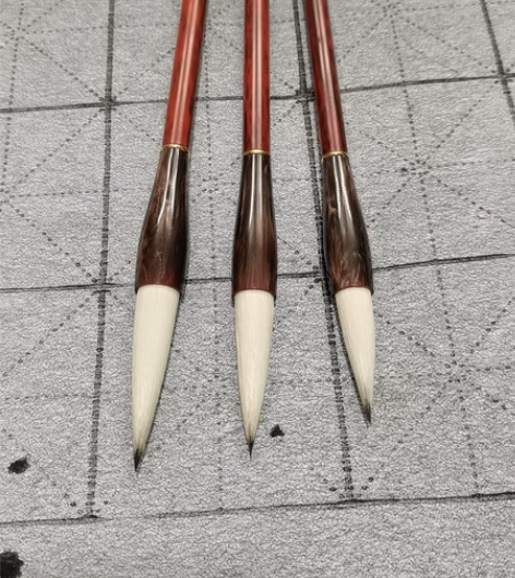 精制兼毫毛笔，黑兼毛笔采用上等细光峰山羊毛...