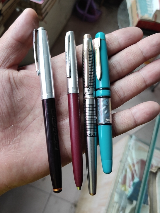 三根老钢笔，一根圆珠笔，成色如图，不知道能...
