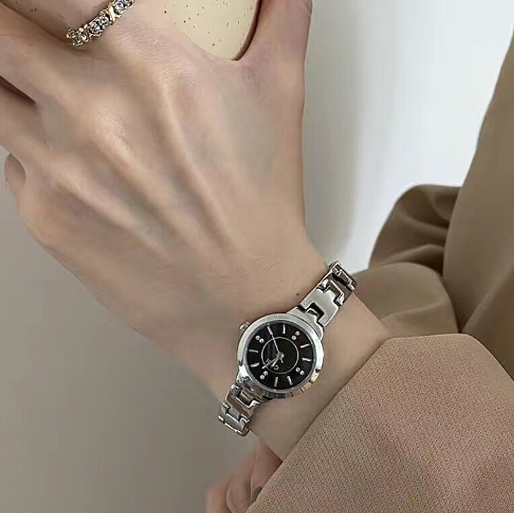 朋友的品牌专柜手表店不开了，所有手表清仓处理