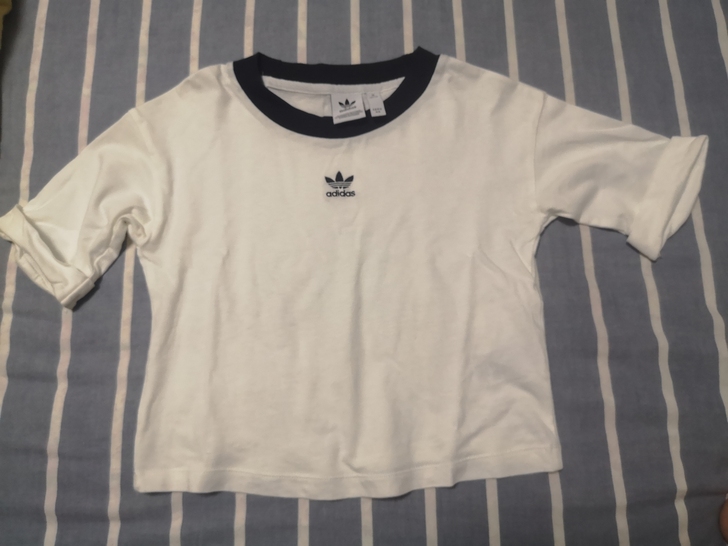 Adidas短袖，logo是刺绣的。商场购入