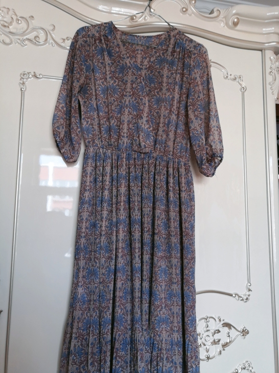 九分袖收腰碎花连衣裙