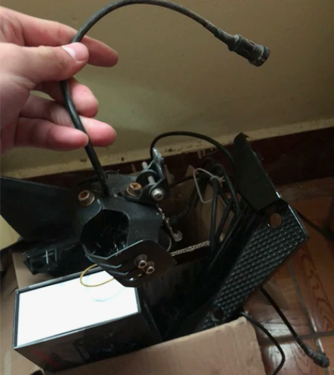 宝雕400后视镜，贴有碳纤维纸所以没有任何...