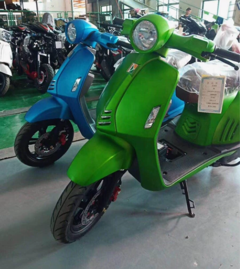 比亚乔款式的复古时尚踏板车，坤豪牌，金浪发...