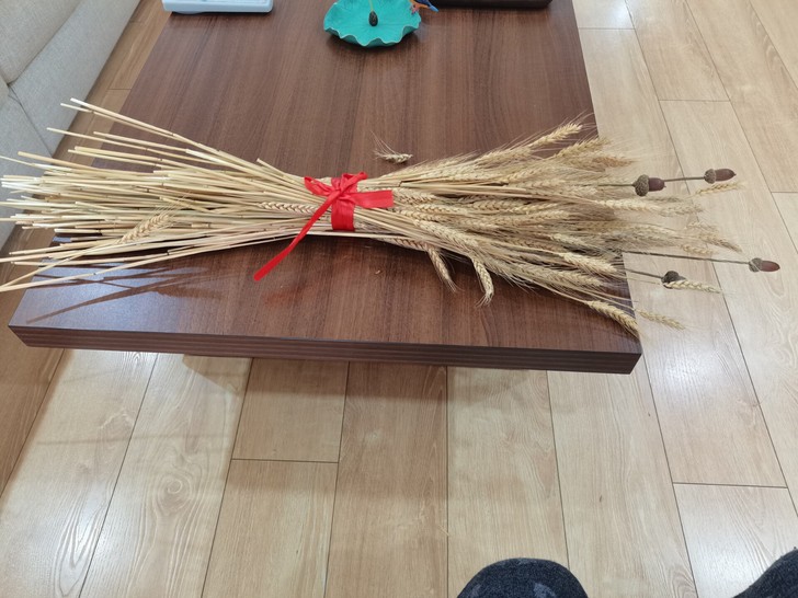 全新插花，稻草寓意丰收，上面的榛果点缀的寓...