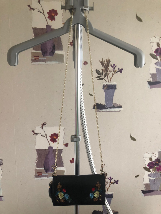 稻草人牛皮绣花斜挎小包 。新旧程度 ：九成...