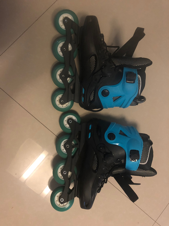 全新轮滑鞋
