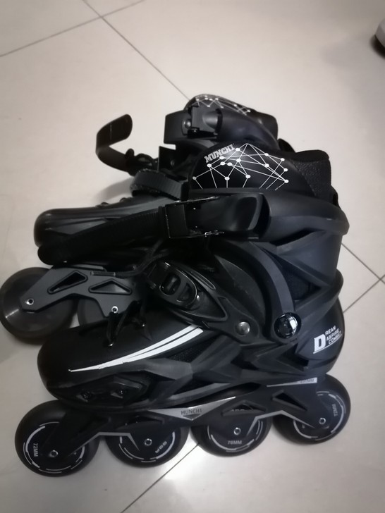 轮滑鞋，九成新，有意私聊，价格可刀，包邮
