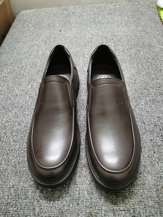 男装真皮休闲鞋，骆驼品牌，穿着舒适，头层牛...