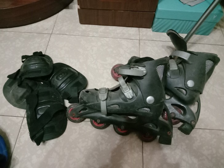 自己玩的旱冰鞋，可调节大小，37－42码都...