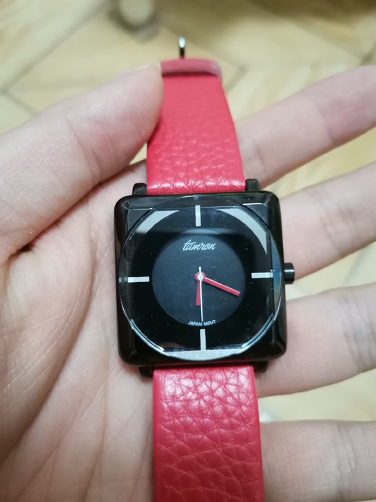 电子表,全新的,无磨损。真皮表带,样式简约...