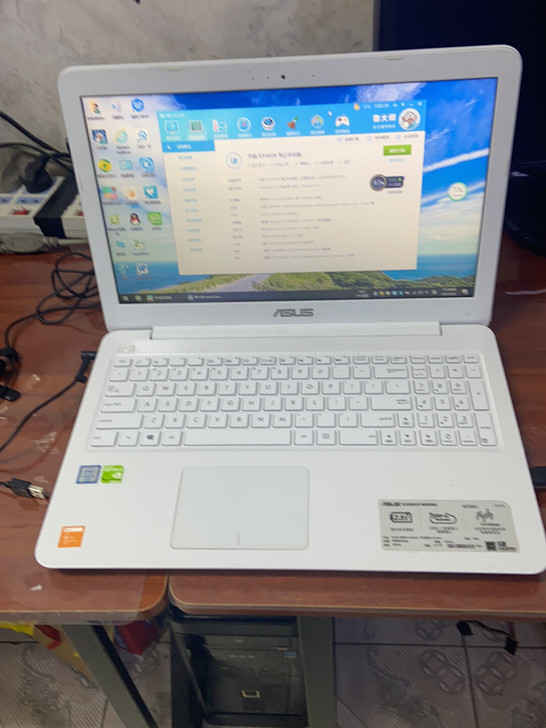 华硕I5笔笔记本电脑，旁边有轻微磕碰，基本...