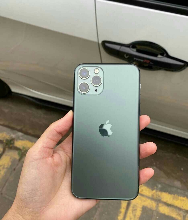 苹果11pro，大小正好，单手操作，小手的...