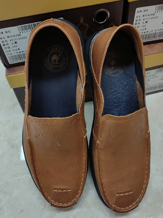 camel/骆驼真皮休闲一脚蹬爸爸鞋。