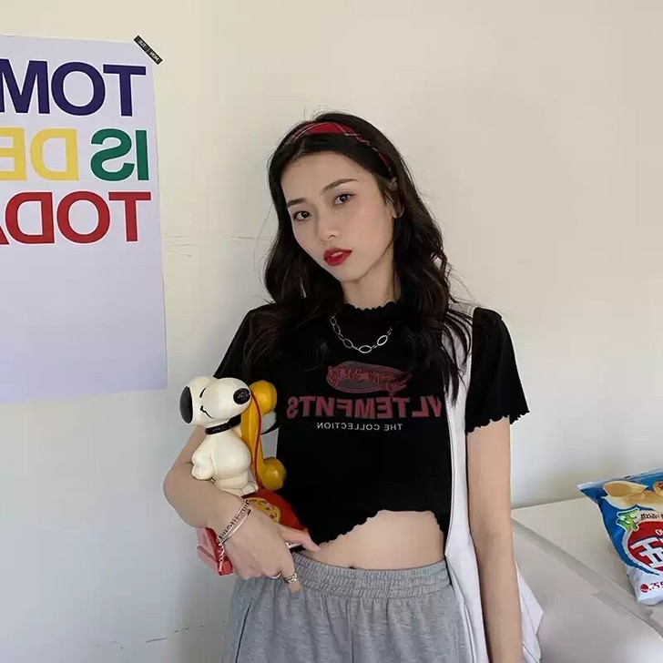 木耳边印花字母短款小个子150百搭休闲上衣...