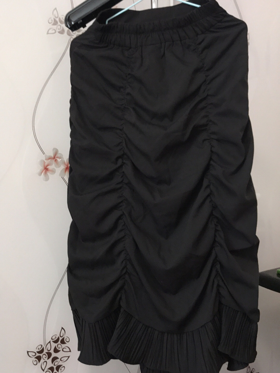 全新！黑色鱼尾裙。价格30元，高腰设计有拉...