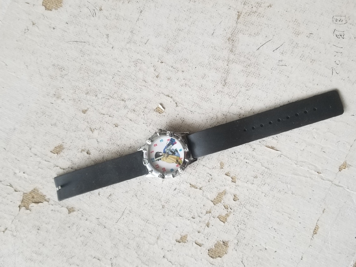 刚收的一块卡通石英手表