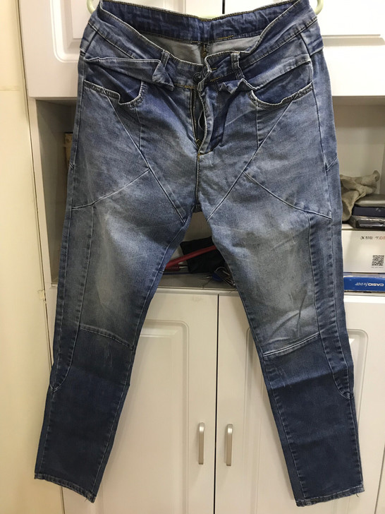 休闲紧身束腿修型牛仔裤九成新，包邮，诚信至...