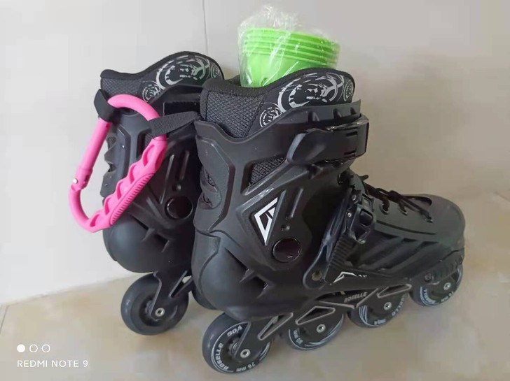 闲置滑轮鞋大概九成新，轮子几乎没磨损，大小...