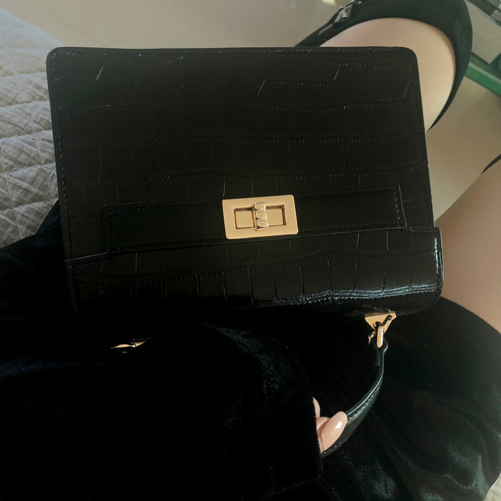 稻草人家女包全新，喜不喜欢的看第一眼，喜欢...