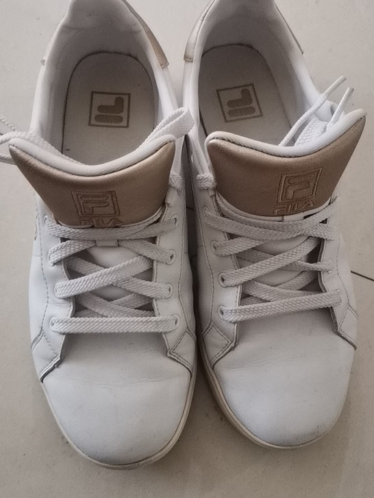 斐乐小白鞋，专卖店买的，平时穿38为了舒服...