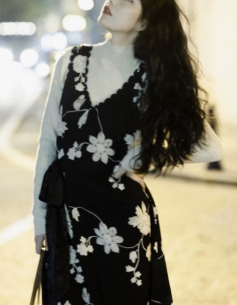 绣花连衣裙女秋港风复古黑色休闲系带收腰显瘦...