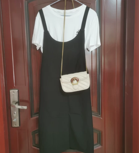 黑色背带裙20元一件,可拍细节图,两件非偏...