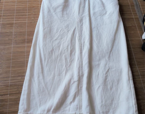 杏色牛仔包臀裙,背后带开叉,喜欢的宝贝滴滴...