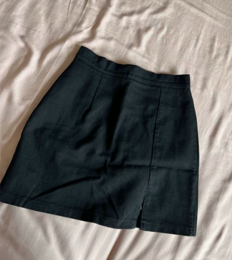 黑色牛仔包臀裙 感兴趣的话点“我想要”和我...