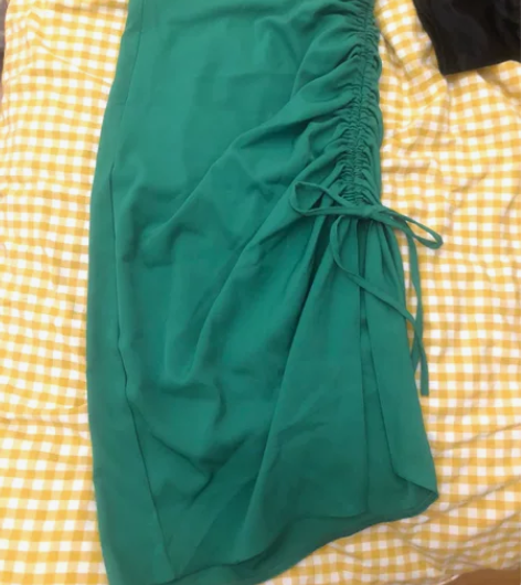 女士半裙包臀裙，m码。颜色属于情青草绿，实...