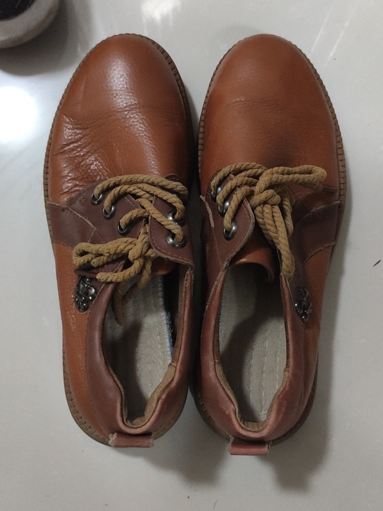 木林森真皮皮鞋,38码,9成新,只穿了一两...