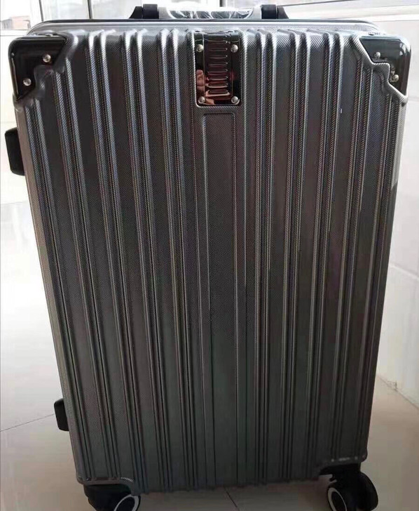 出几个26寸高档的行李箱，每个165元，深...