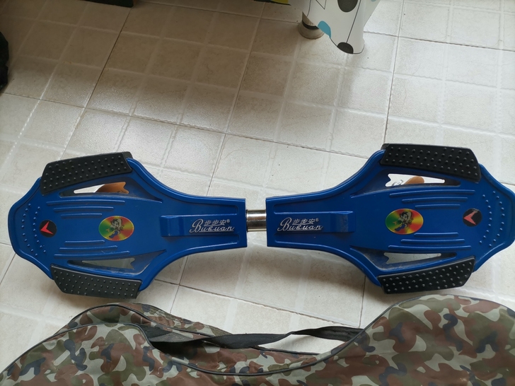 滑板，实体店一百多购入，孩子玩了几次就闲置...