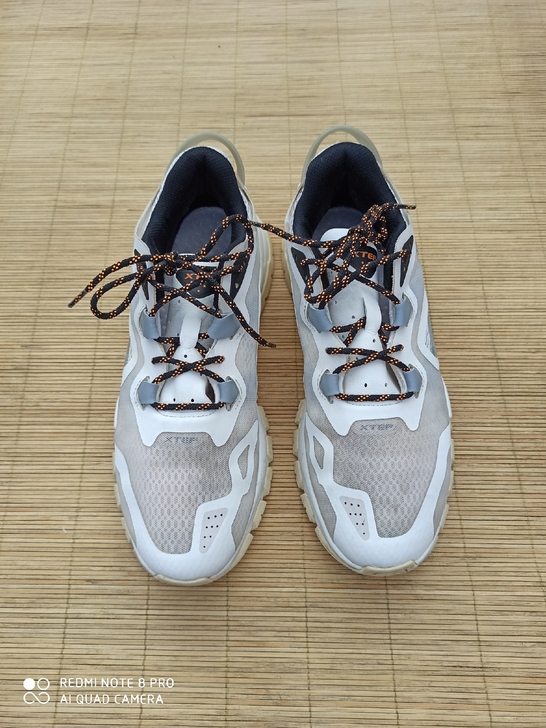 44码特步运动鞋